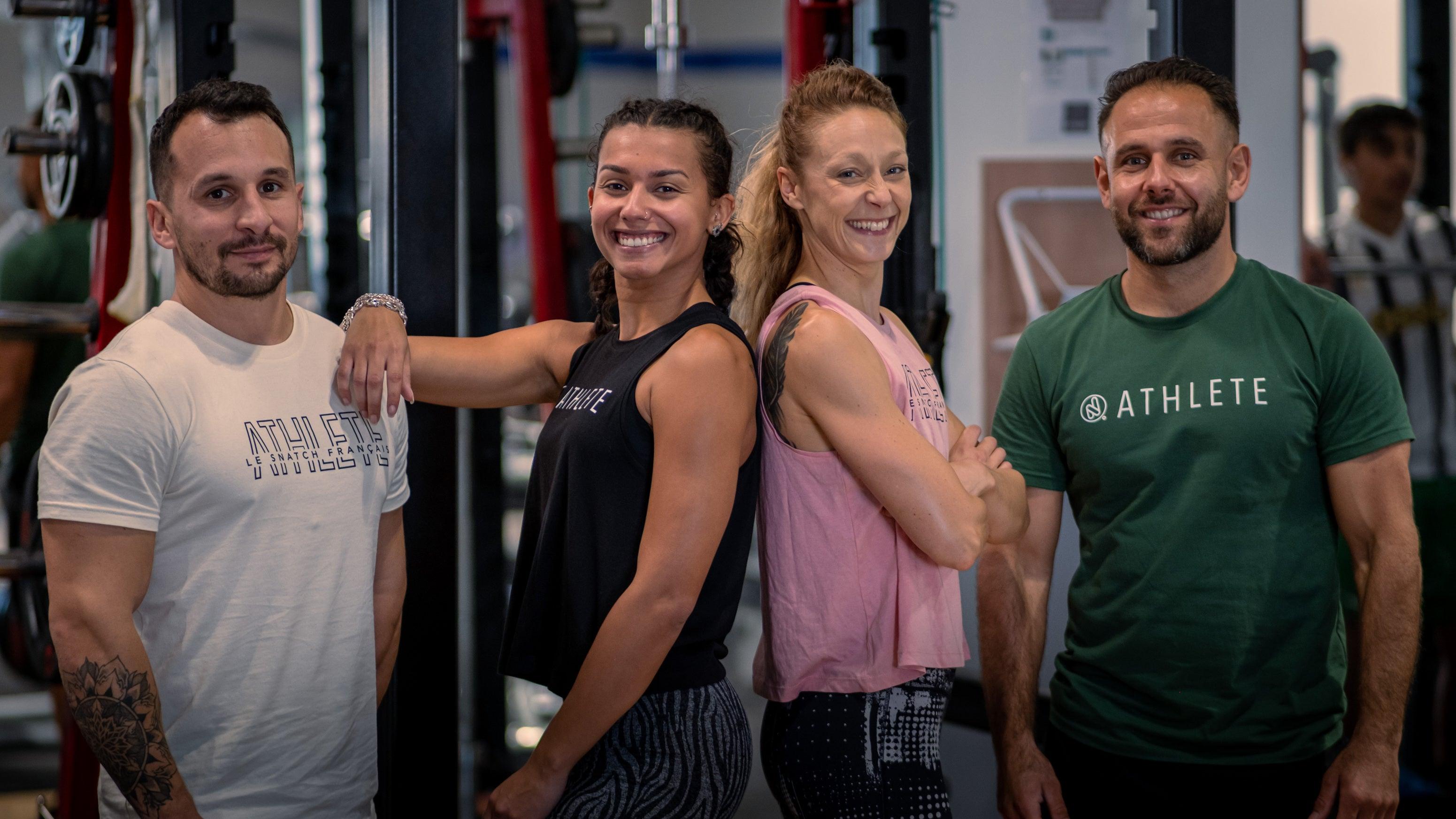 Deux hommes et femmes en tenues de sport 